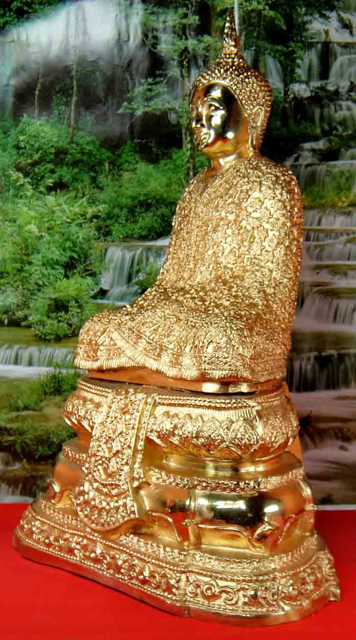 พระแก้วมรกต ทรงเครื่องฤดูหนาว หน้าตักกว้าง 7 นิ้ว ฐาน 11x6 นิ้ว สูง 16 นิ้ว เนื้อทองเหลืองขัดเงา