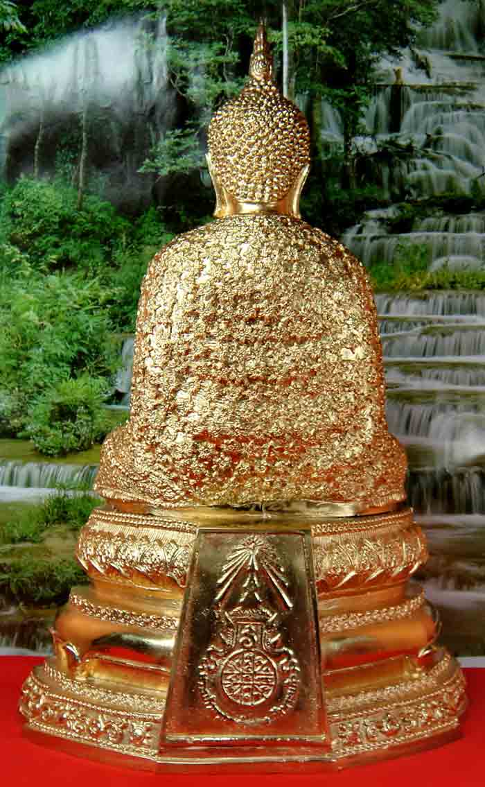 พระแก้วมรกต ทรงเครื่องฤดูหนาว หน้าตักกว้าง 7 นิ้ว ฐาน 11x6 นิ้ว สูง 16 นิ้ว เนื้อทองเหลืองขัดเงา