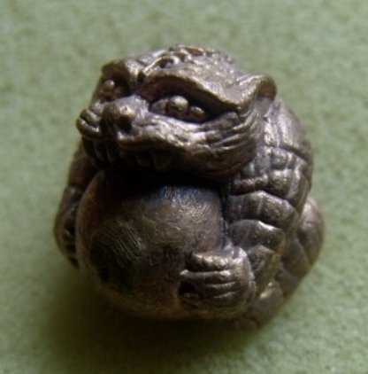 **วัดใจ**ลูกอมพญาเสือพิชัยสงคราม หลวงพ่อคง วัดกลางบางแก้ว ทองแดงเถื่อน พร้อมใบคาถา**ก้นอุดผง เลขสวยๆ