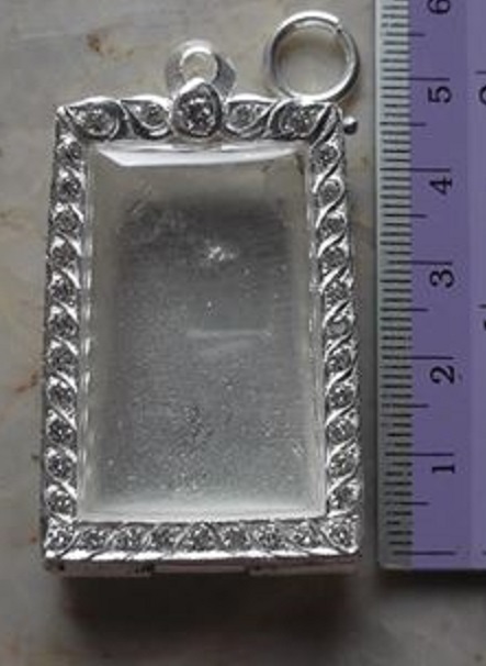 ตลับเงินลงยา ล้อมเพชร ใส่พระสมเด็จ  เคาะเดียว 