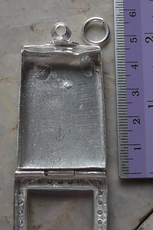 ตลับเงินลงยา ล้อมเพชร ใส่พระสมเด็จ  เคาะเดียว 