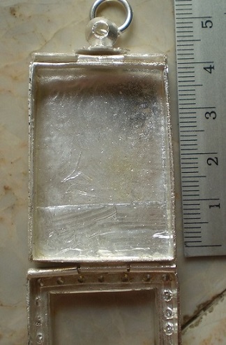 ตลับเงินลงยา ล้อมเพชร  ใส่พระสมเด็จ   เคาะเดียว 