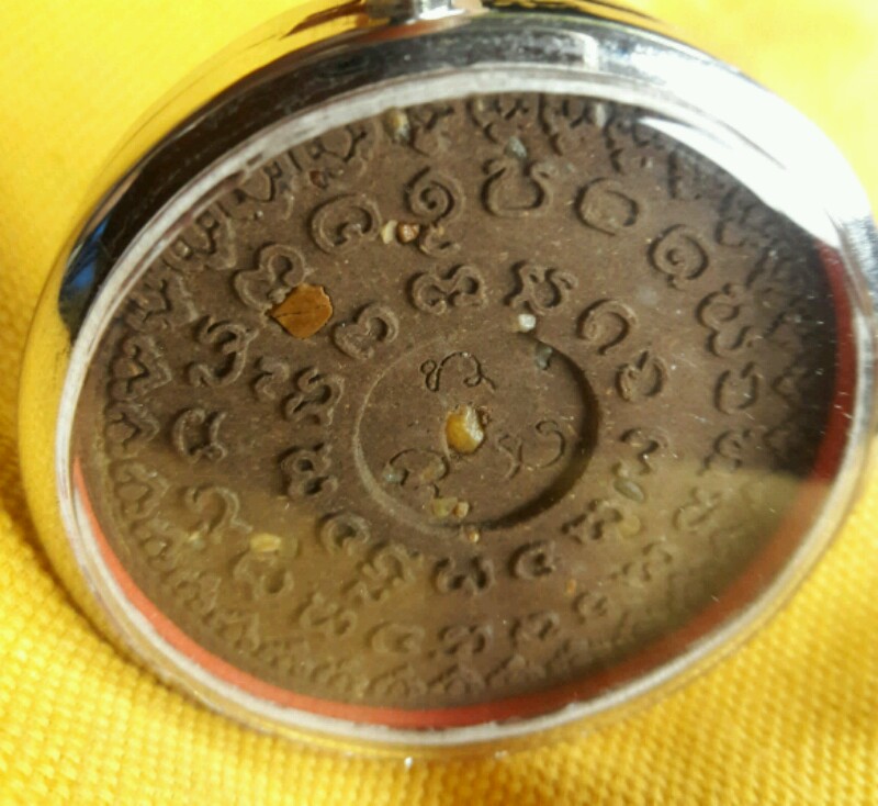 พญานาคเจ็ดเศียร ดวงตราพญาศรีสัตตนาคาธิบดี รุ่นแรก ปี พ.ศ.๒๕๔ ๙ ด้านหลัง ฝังปฐวีธาตุ หลวงปู่คำพันธ์ 