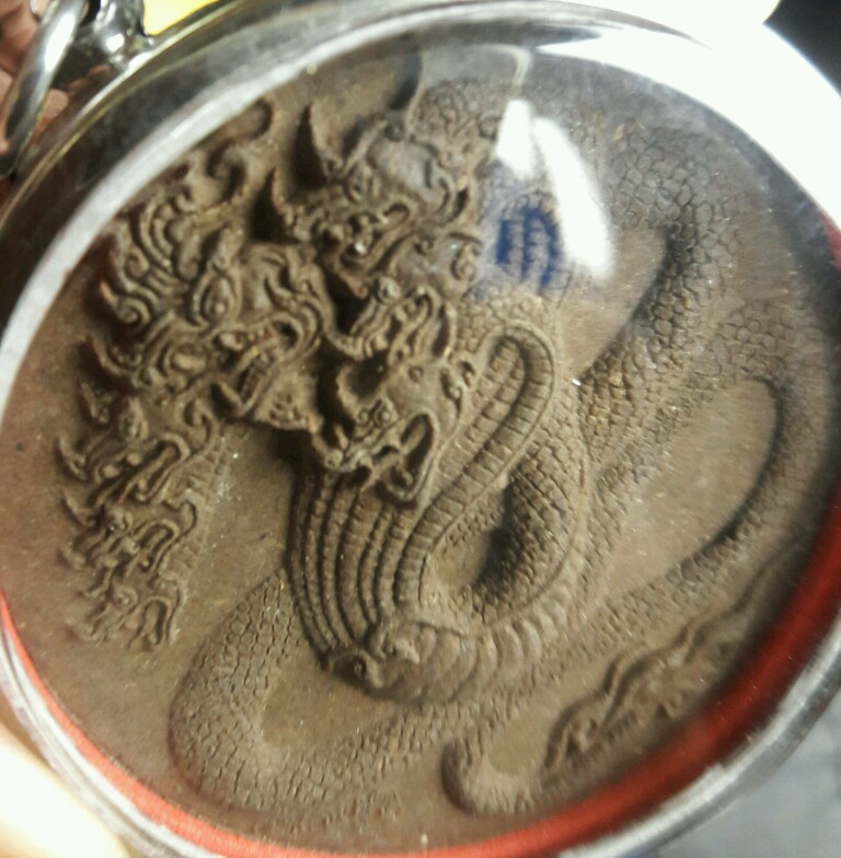 พญานาคเจ็ดเศียร ดวงตราพญาศรีสัตตนาคาธิบดี รุ่นแรก ปี พ.ศ.๒๕๔ ๙ ด้านหลัง ฝังปฐวีธาตุ หลวงปู่คำพันธ์ 