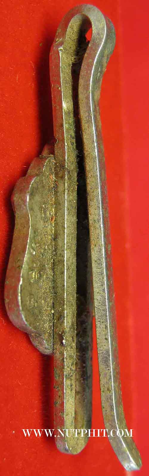 แหนบหลวงปู่ตื้อ เนื้ออัลปาก้าชุบนิเกิ้ล สร้าง พ.ศ.  2517+บัตรรับรองพระแท้*174