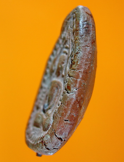 พระเนื้อดินพิมพ์ขุนแผนไข่ผ่าซีก (4 กร) ฝังตะกรุด หลวงพ่อกวย วัดโฆสิตาราม(พิมพ์ใหญ่)