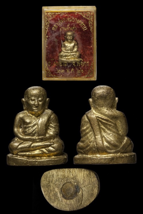 รูปหล่อหลวงพ่อเงิน บางคลานรุ่นช้างคู่เนื้อทองเหลือง วัดท้ายน้ำ ปี2526พร้อมกล่องสวยเดิม