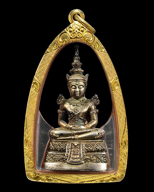 พระแก้วมรกต กรมสรรพสามิต ครบ64ปี วัดพระศรีรัตนศาสดาราม2539 เนื้อเงิน เลข30032 สภาพสวยมาก+เลี่ยมทอง