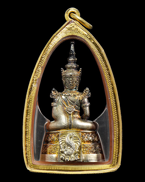 พระแก้วมรกต กรมสรรพสามิต ครบ64ปี วัดพระศรีรัตนศาสดาราม2539 เนื้อเงิน เลข30032 สภาพสวยมาก+เลี่ยมทอง