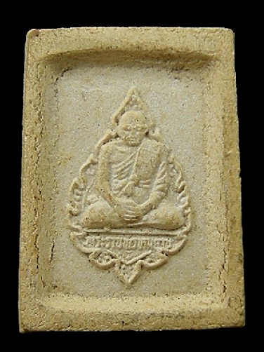 พระคำข้าวรุ่นแรก พิมพ์บัวจุด หลวงพ่อฤาษีลิงดำ สภาพพอสวย มีเกศาเส้นยาวๆ 1 เส้น ด้านหน้าเลยครับ