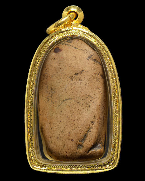 พระคง กรุเก่า จ.ลำพูน ฟอร์มตรง สภาพสวย+เลี่ยมทองหนาหนา+บัตรรับรองครับ