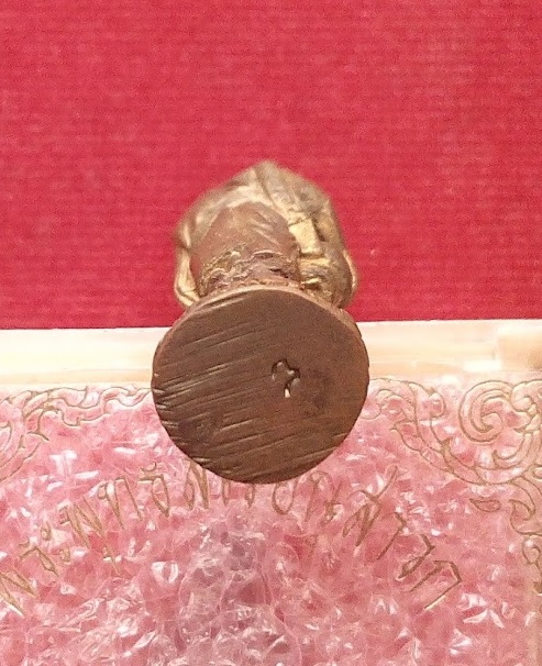 รูปเหมือนยืนอุ้มบาตร เนื้อโลหะผสม หลวงปู่ชื้น วัดญาณเสน อยุธยา ปี 33 ตอกโค๊ตใต้ฐาน