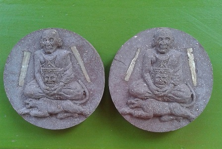 พระผงนั่งเสือ ฝังตระกรุดเงินคู่  หลวงปู่กาหลง วัดเขาแหลม  ปี 50..2  องค์  (1 )