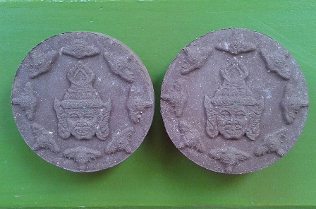 พระผงนั่งเสือ ฝังตระกรุดเงินคู่  หลวงปู่กาหลง วัดเขาแหลม  ปี 50..2  องค์  (1 )