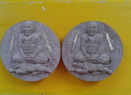 พระผงนั่งเสือ ฝังตระกรุดเงินคู่  หลวงปู่กาหลง วัดเขาแหลม  ปี 50..2  องค์  (2 )