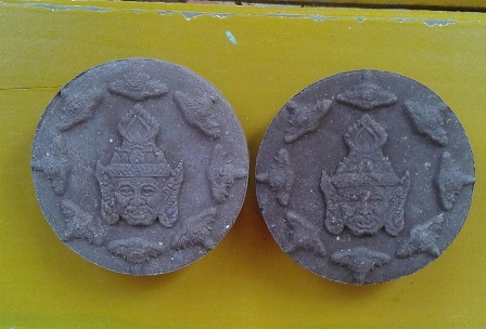 พระผงนั่งเสือ ฝังตระกรุดเงินคู่  หลวงปู่กาหลง วัดเขาแหลม  ปี 50..2  องค์  (2 )