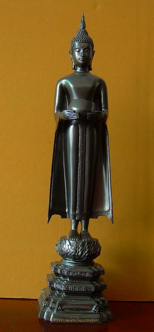 หลวงพ่อบ้านแหลม สูงประมาณ 20 นิ้ว