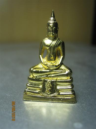 พระกริ่งพระพุทธโสธร ปี๒๕๔๕ เนื้อทองผิวกะหลั่ยทอง ตอกโค๊ด ๒๐๕๘๓๑ มาพร้อมกล่องเดิม 