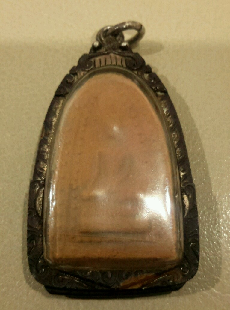 พระสรรค์ พิมพ์ อ.ไพ่ หลัง จีวร ยันต์ นะกันปืน ติดเกศา หลวง พ่อกวย กรอบเงิน แกะลาย... หลวงพ่อกวย อธิษ