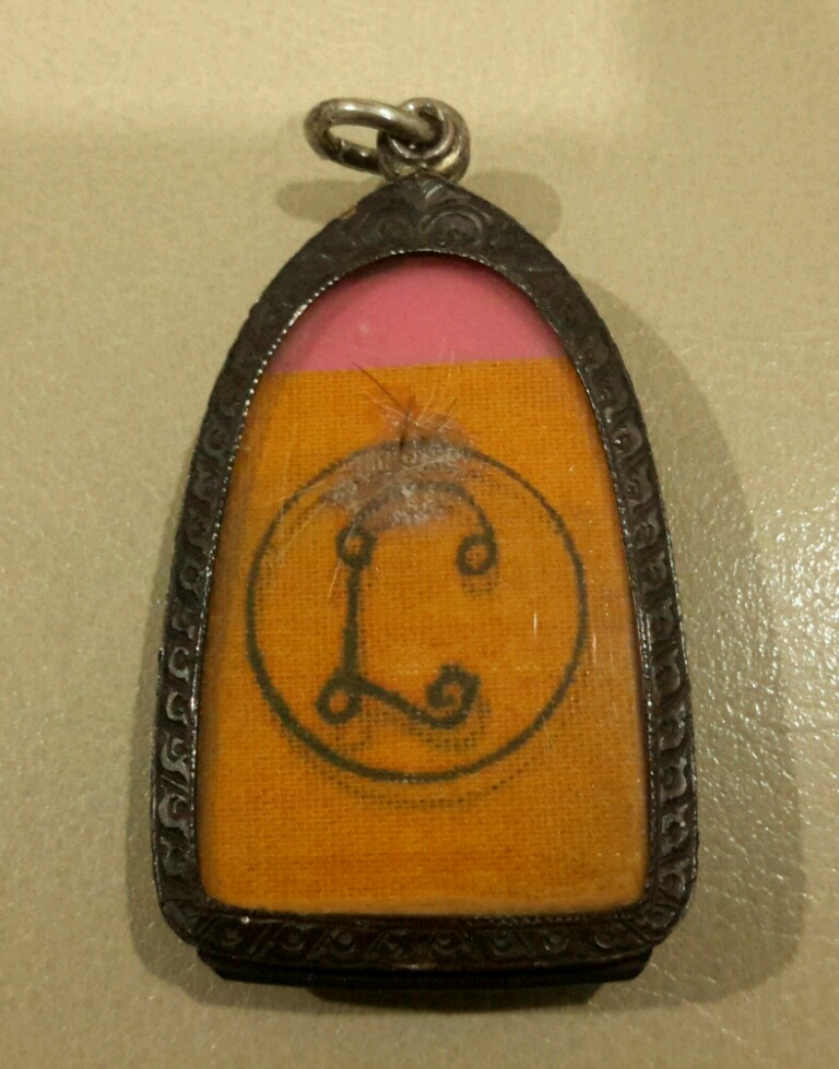 พระสรรค์ พิมพ์ อ.ไพ่ หลัง จีวร ยันต์ นะกันปืน ติดเกศา หลวง พ่อกวย กรอบเงิน แกะลาย... หลวงพ่อกวย อธิษ