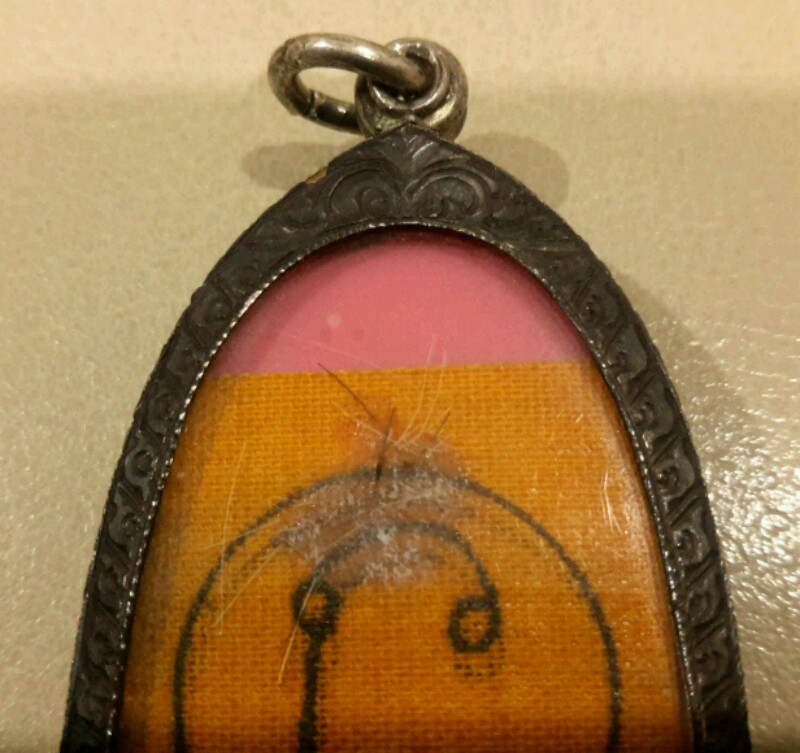 พระสรรค์ พิมพ์ อ.ไพ่ หลัง จีวร ยันต์ นะกันปืน ติดเกศา หลวง พ่อกวย กรอบเงิน แกะลาย... หลวงพ่อกวย อธิษ