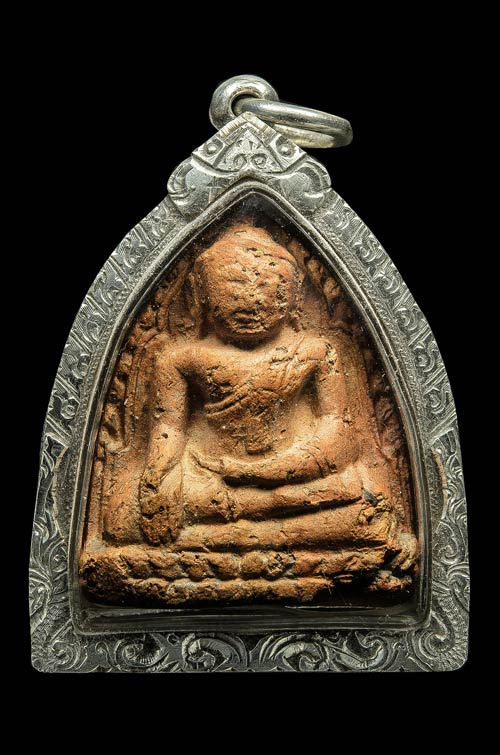 	ลพ.โต พิมพ์มารวิชัย กรุเก่าบางกระทิง มีหน้ามีตา สีพิกุล มีกรอบเงินหนาพร้อมแขวนบูชา