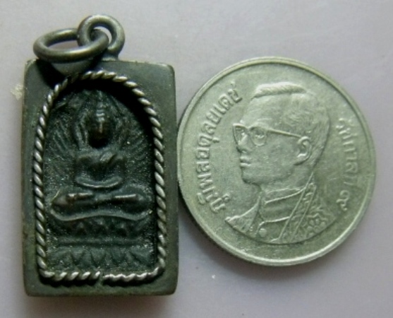 **วัดใจ**เหรียญพิมพ์ประภามณฑล เนื้อสัมฤทธิ์ เก่า ไม่ทราบที่ มีรอยจารด้านหลัง**พร้อมเลี่ยมเงินเก่า