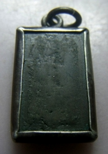 **วัดใจ**เหรียญพิมพ์ประภามณฑล เนื้อสัมฤทธิ์ เก่า ไม่ทราบที่ มีรอยจารด้านหลัง**พร้อมเลี่ยมเงินเก่า