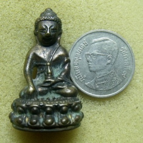**วัดใจ**พระกริ่งก้นถ้วย เก่าๆ เนื้อโลหะผสม ไม่ทราบที่**เนื้อจัดๆ สวย เชิญชมครับ