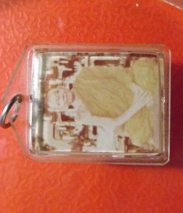 รูปถ่ายหลวงพ่อฤษีลิงดำ หลัง ในหลวง- พระราชินี