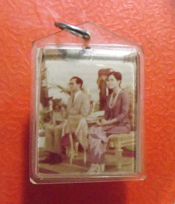 รูปถ่ายหลวงพ่อฤษีลิงดำ หลัง ในหลวง- พระราชินี