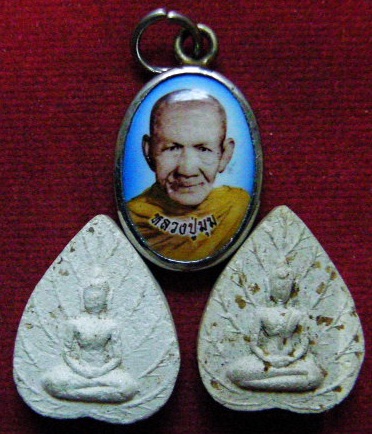 พระผงและล็อกเก็ต หลังยันต์ หลวงพ่อมุม วัดปราสาทเยอร์เหนือ จ.ศรีสะเกษ พร้อมกัน 3 องค์