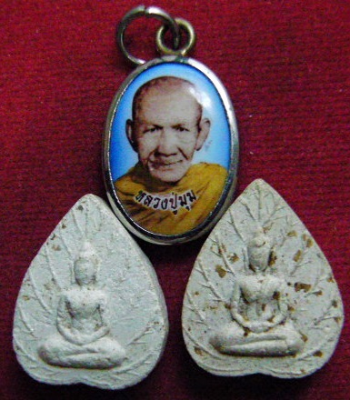 พระผงและล็อกเก็ต หลังยันต์ หลวงพ่อมุม วัดปราสาทเยอร์เหนือ จ.ศรีสะเกษ พร้อมกัน 3 องค์