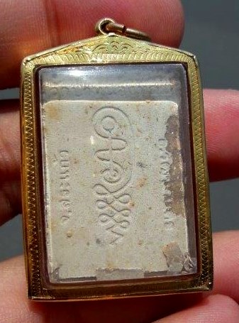 พระผงพิมพ์รูปเหมือน นั่งตั่ง หลวงปู่หมุน ฐิตสีโล  เลี่ยมทอง 