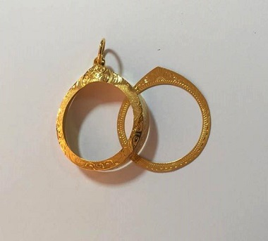 กรอบทองคำ*งานแกะมือสำหรับใส่เหรียญสตางค์หลวงปู่สีหรือคณาจารย์อื่นที่มีขนาดใกล้เคียง หนัก 0.69 