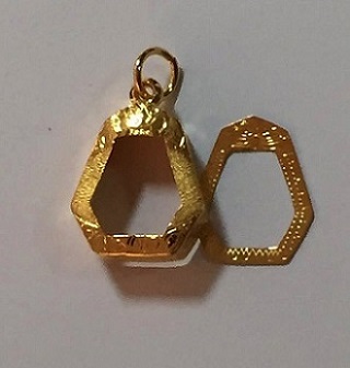 กรอบทองคำ**งานแกะมือสำหรับใส่พระปิดตาสาริกาหลวงพ่อสาคร หนัก 0.67 กรัมราคา 1370 บาท