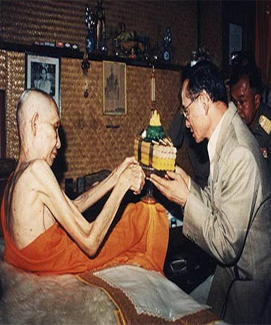 "ชุดกรรมการ" รุ่นเซ็งลี้ฮ้อ เฮง เฮง เฮง ปี 2536 ตะกรุดเงิน+จีวร กล่องเดิมตะ