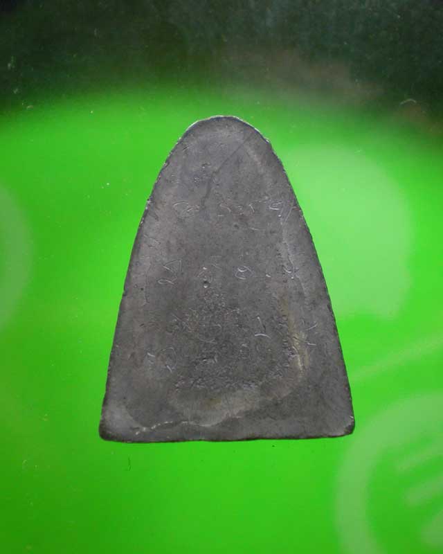 เหรียญหลวงพ่อมุม วัดประสาทเยอร์ พิมพ์เตารีด เนื้อตะกั่่ว ด้านหลังมีจาร