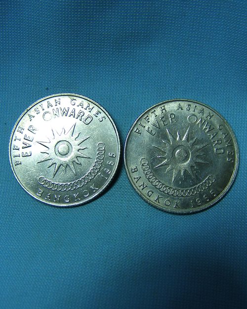 เหรียญกษาปณ์ที่ระลึก เอเชี่ยนเกมส์ เหรียญ 1 บาท ปี09 (2เหรียญ)
