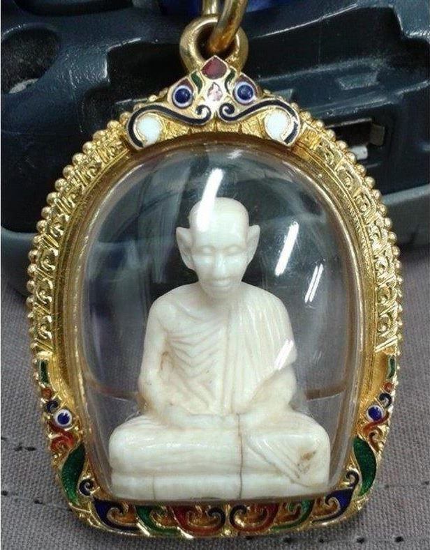 งาแกะรูปเหมือนลอยองค์หลวงพ่อเกษมสวยๆ หายาก เลี่ยมทองคำแท้หนาๆ พร้อมใช้ รับประกันพระแท้ทองคำแท้100 %