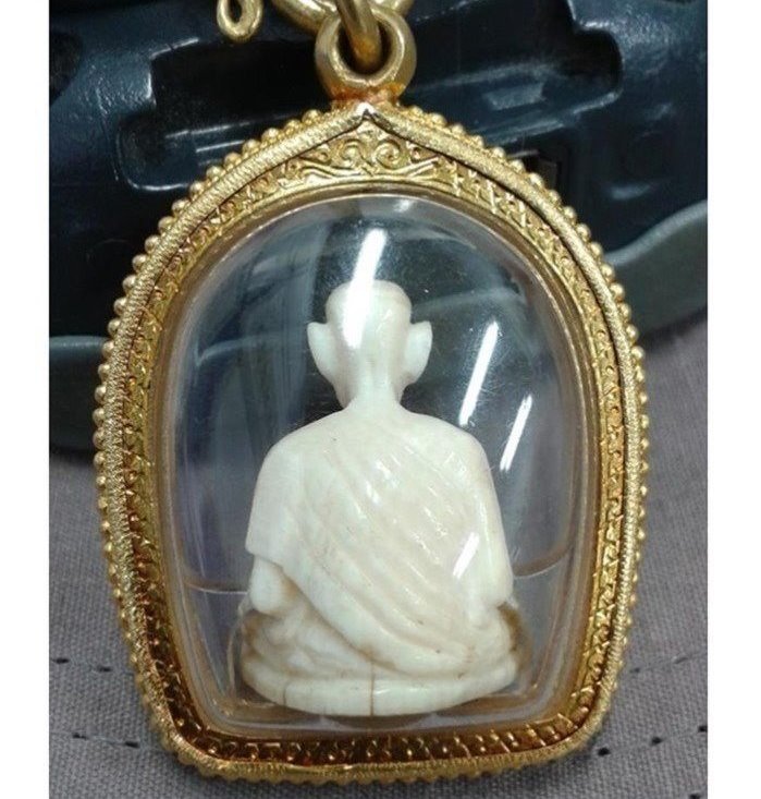 งาแกะรูปเหมือนลอยองค์หลวงพ่อเกษมสวยๆ หายาก เลี่ยมทองคำแท้หนาๆ พร้อมใช้ รับประกันพระแท้ทองคำแท้100 %