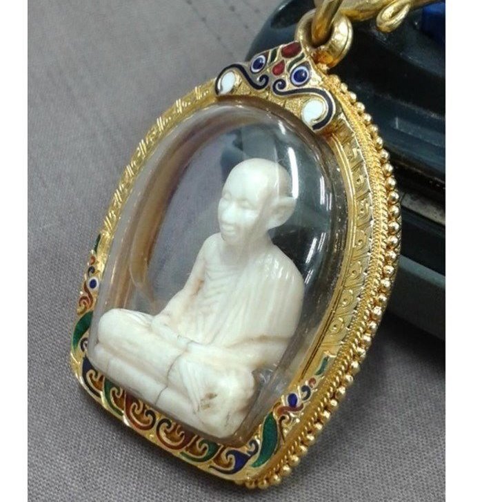 งาแกะรูปเหมือนลอยองค์หลวงพ่อเกษมสวยๆ หายาก เลี่ยมทองคำแท้หนาๆ พร้อมใช้ รับประกันพระแท้ทองคำแท้100 %