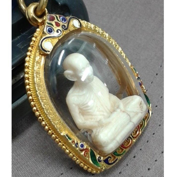 งาแกะรูปเหมือนลอยองค์หลวงพ่อเกษมสวยๆ หายาก เลี่ยมทองคำแท้หนาๆ พร้อมใช้ รับประกันพระแท้ทองคำแท้100 %