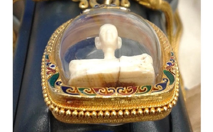 งาแกะรูปเหมือนลอยองค์หลวงพ่อเกษมสวยๆ หายาก เลี่ยมทองคำแท้หนาๆ พร้อมใช้ รับประกันพระแท้ทองคำแท้100 %