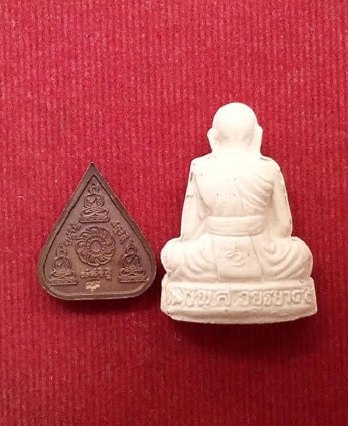 รูปเหมือนปั๊มรุ่นแรก เนื้อผงเกสร108 ปี45 +รูปเหมือนพิมพ์ใบโพธิ์ ปี34 หลวงปู่ชื้น วัดญาณเสน