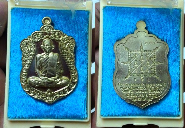 เปิดคู่....เหรียญเสมารวยมหาเศรษฐี เนื้ออัลปาก้า เลข 378 และ 672 พร้อมกล่องเดิม