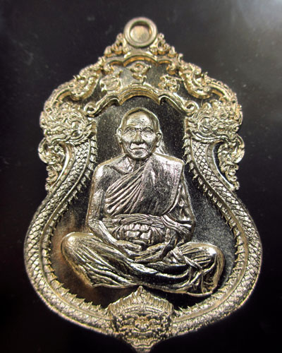 เหรียญ ไพรีพินาศ หลวงพ่อหวั่น วัดคลองคูณ เนื้ออัลปาก้า (ฝังตะกรุดชนวน) หมายเลข ๒๒๓