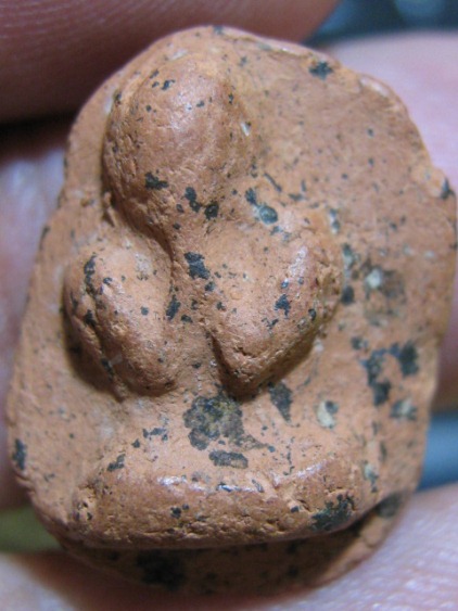 พระปิดตา เนื้อดิน กรุวัดคู้ยาง จ.กำแพงเพชร ปีกกว้าง ๆ สภาพพอสวย