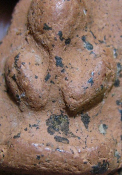 พระปิดตา เนื้อดิน กรุวัดคู้ยาง จ.กำแพงเพชร ปีกกว้าง ๆ สภาพพอสวย