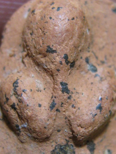 พระปิดตา เนื้อดิน กรุวัดคู้ยาง จ.กำแพงเพชร ปีกกว้าง ๆ สภาพพอสวย